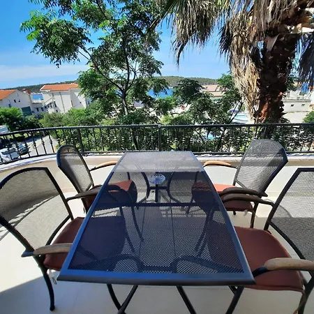 Appartement In Barbat Mit Grosser Terrasse Barbat na Rabu